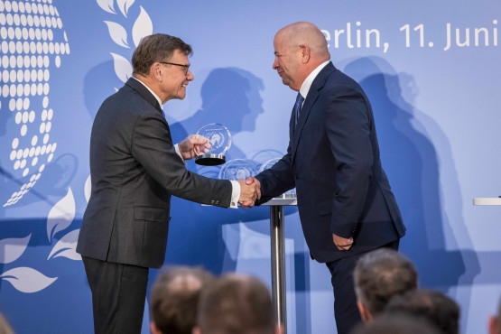 Minister Wadephul ehrt einen zivilen Experten am Tag des Peacekeeping