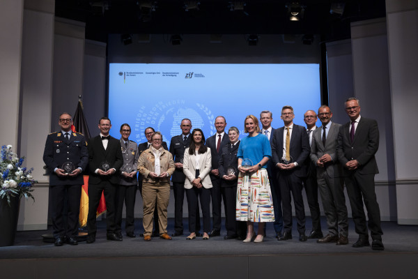 Die geehrten deutschen Peacekeeper 2025 mit Laudator:innen