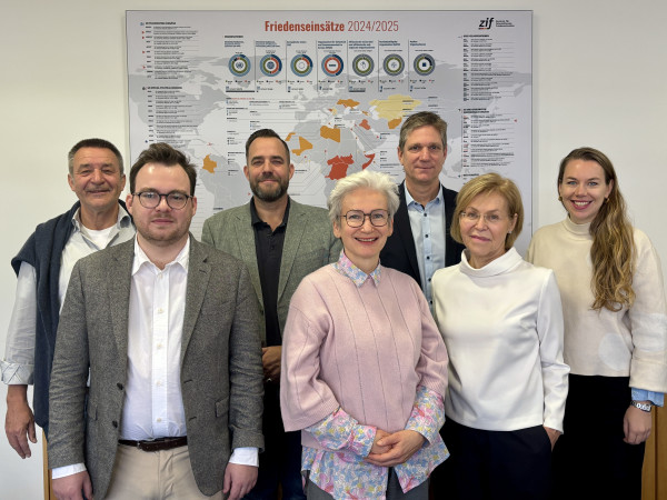 Gruppenfoto der zivilen Koordinator:innen bei ihrem Treffen in Berlin Gruppenfoto der zivilen Koordinator:innen bei ihrem Treffen in Berlin