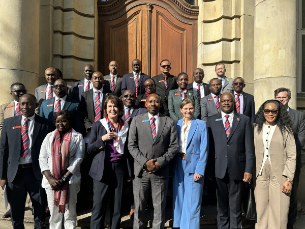 Gruppenfoto der hochrangige Delegation des kenianischen National Defence College zusammen mit Vertreter:innen des ZIF